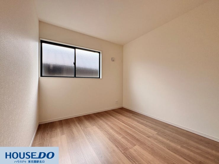 施工事例:高野道2丁目モデルハウス
大きな窓から光が差し込む明るい一室です!外からの視線に配慮した型ガラスを採用しており、プライバシーを守りながら採光を確保♪静かな環境で読書や作業にも適しています!