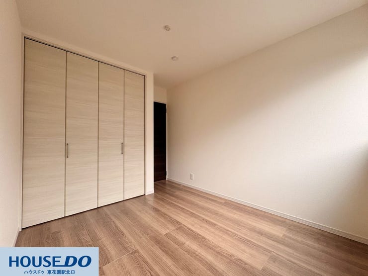 施工事例:高野道2丁目モデルハウス
壁一面に大型のクローゼットを備えた機能的な個室です!衣類や小物を一箇所にまとめて収納できるため、お部屋をすっきりと保てます♪木目調のドアが温かみを添える内装です!