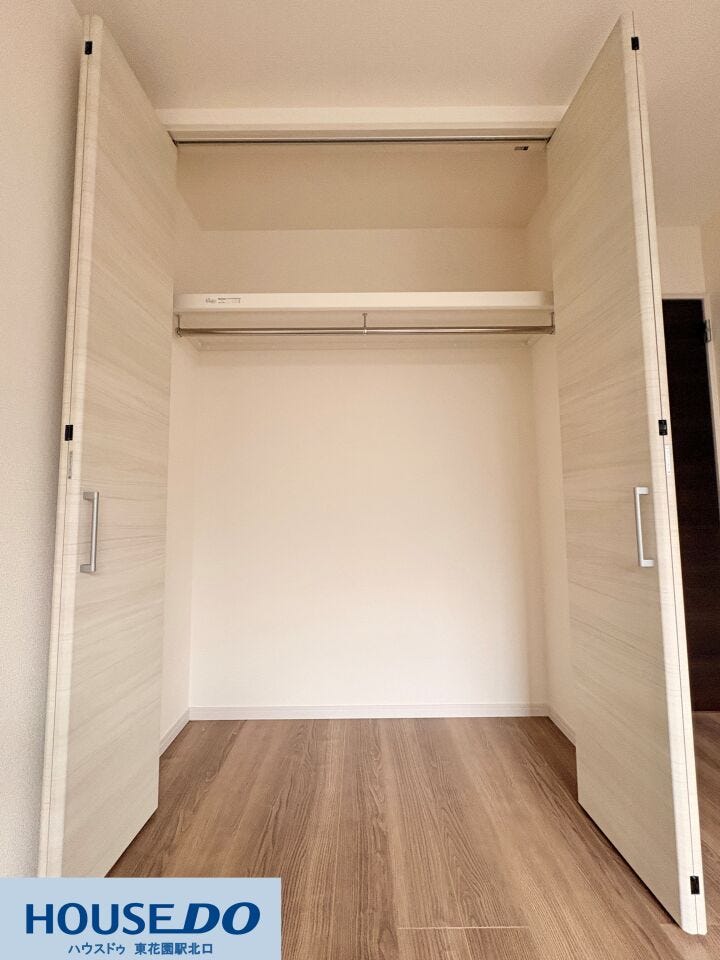 施工事例:高野道2丁目モデルハウス
枕棚とハンガーパイプが備わった機能的な収納です♪丈の長いコートもシワにならずに保管でき、上部の棚には季節物のボックスなどもすっきりと収まります!