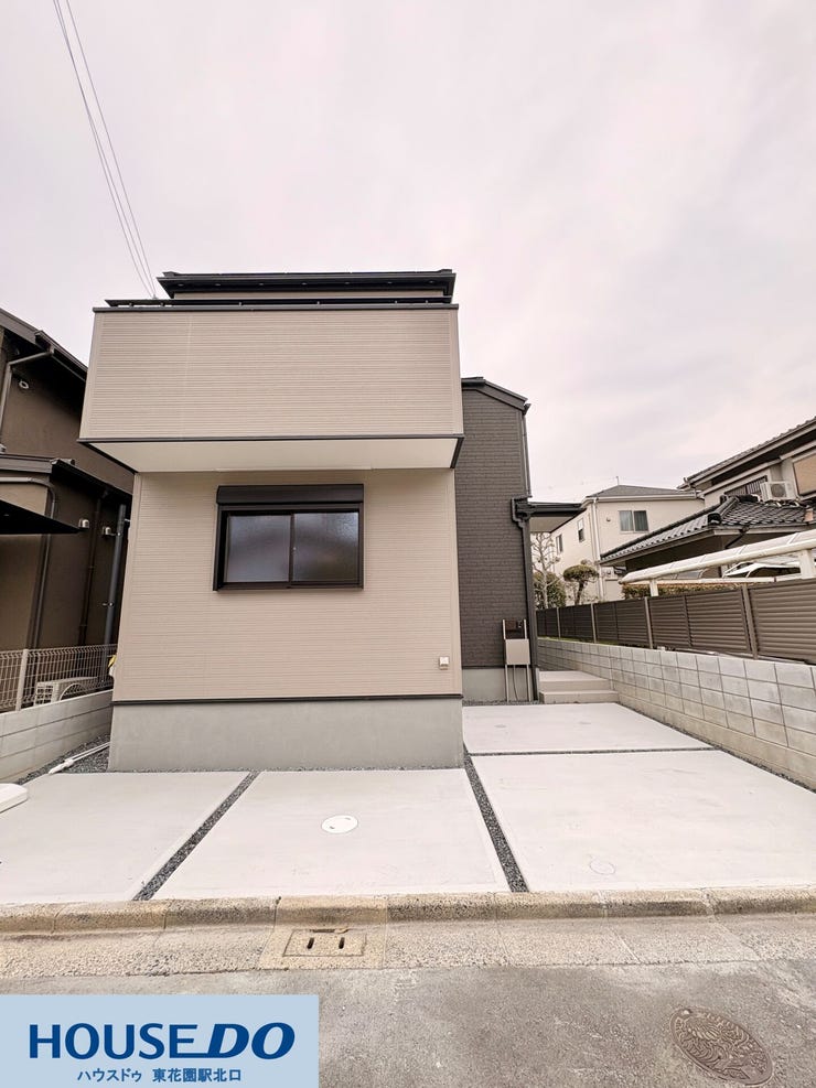 施工事例:高野道2丁目モデルハウス
落ち着いたベージュの外壁に黒のアクセントが映えるモダンな外観♪2台駐車可能なスペースは、奥行きも十分にあり、毎日の車の出し入れや荷物の積み降ろしもスムーズです!