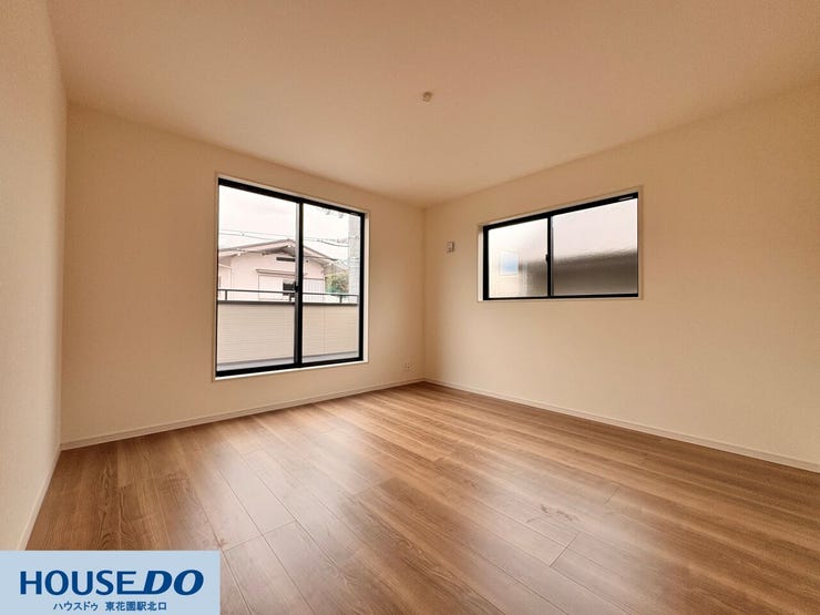 施工事例:高野道2丁目モデルハウス
二方向に窓があるため風通しが良く、日中は照明をつけなくても自然な明るさの中で過ごせます!木目調のフローリングは、お手持ちの家具とも合わせやすい色合いです♪