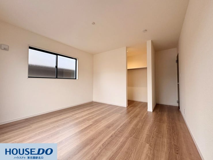 施工事例:高野道2丁目モデルハウス
壁面が多く家具配置がしやすい間取りです♪入り口横には扉のないオープンな収納スペースがあり、よく使う衣類やカバンをサッと手に取れるスムーズな動線を作れます!