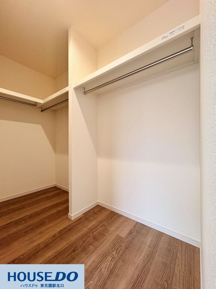 施工事例:高野道2丁目モデルハウス
L字型にハンガーパイプを設置した、収納力のあるウォークインクローゼットです!丈の長い衣類もシワを気にせず掛けられ、上部の棚には季節物のケース等も整理して置けます♪