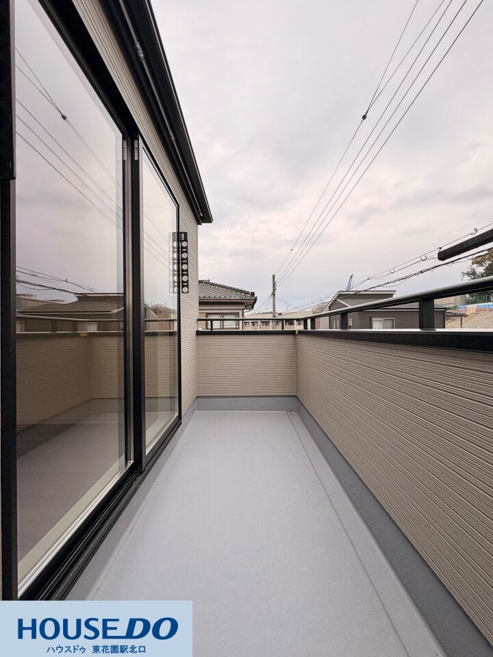 施工事例:高野道2丁目モデルハウス
手すり壁が高めに設計されており、周囲の視線を遮りながら外の空気を感じられます!洗濯物干し金具も設置済みで、日当たりの良い空間を家事スペースとして活用できます♪