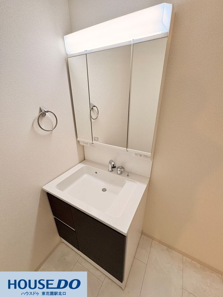 施工事例:高野道2丁目モデルハウス
スクエア型のボウルは底が広く、手洗いや顔を洗う際も水はねを抑えます♪シャワー付きの水栓で掃除もしやすく、毎日使う場所だからこそ手入れのしやすさにこだわっています!