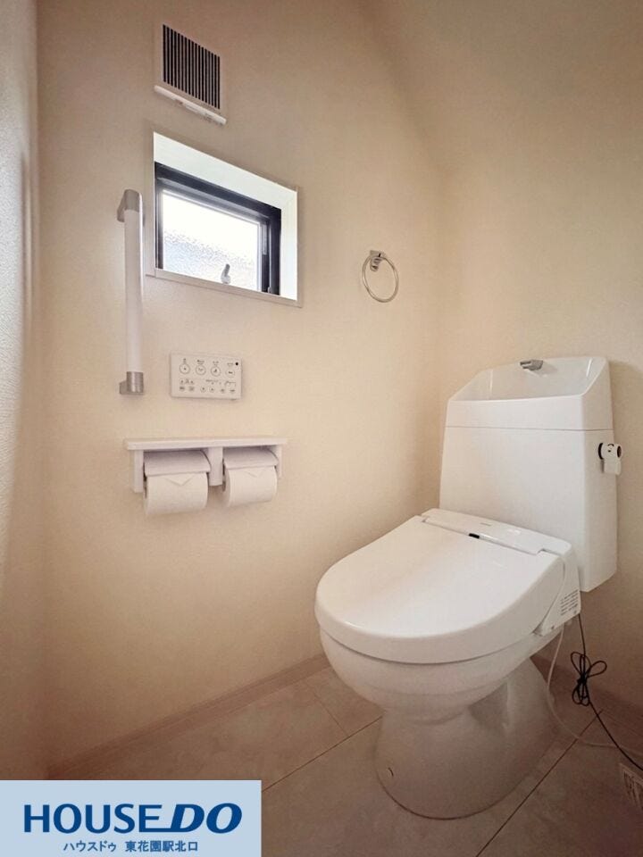 施工事例:高野道2丁目モデルハウス
清潔感のある白を基調としたトイレです!窓付きで明るく、換気もしやすいため快適に使用できます♪手すりも設置されており、どなたでも安心して利用できる設計です!