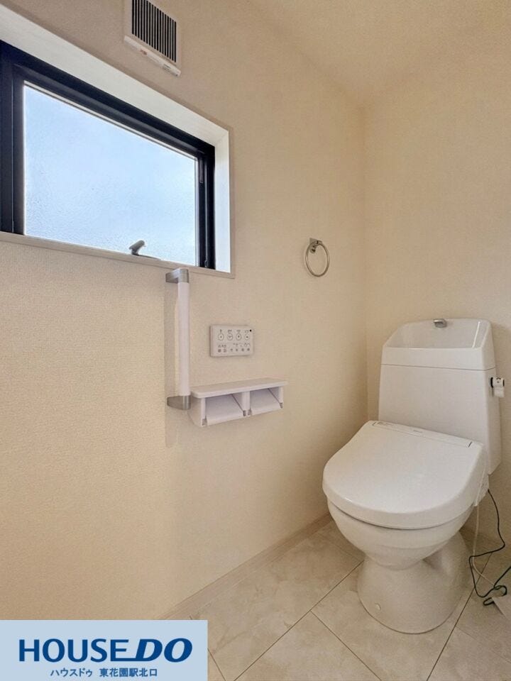 施工事例:高野道2丁目モデルハウス
機能性に優れた温水洗浄便座付きのトイレです!手洗い付きで便利です♪ペーパーホルダーが2つあるため、補充の手間が省けます!タオル掛けも備わっています♪