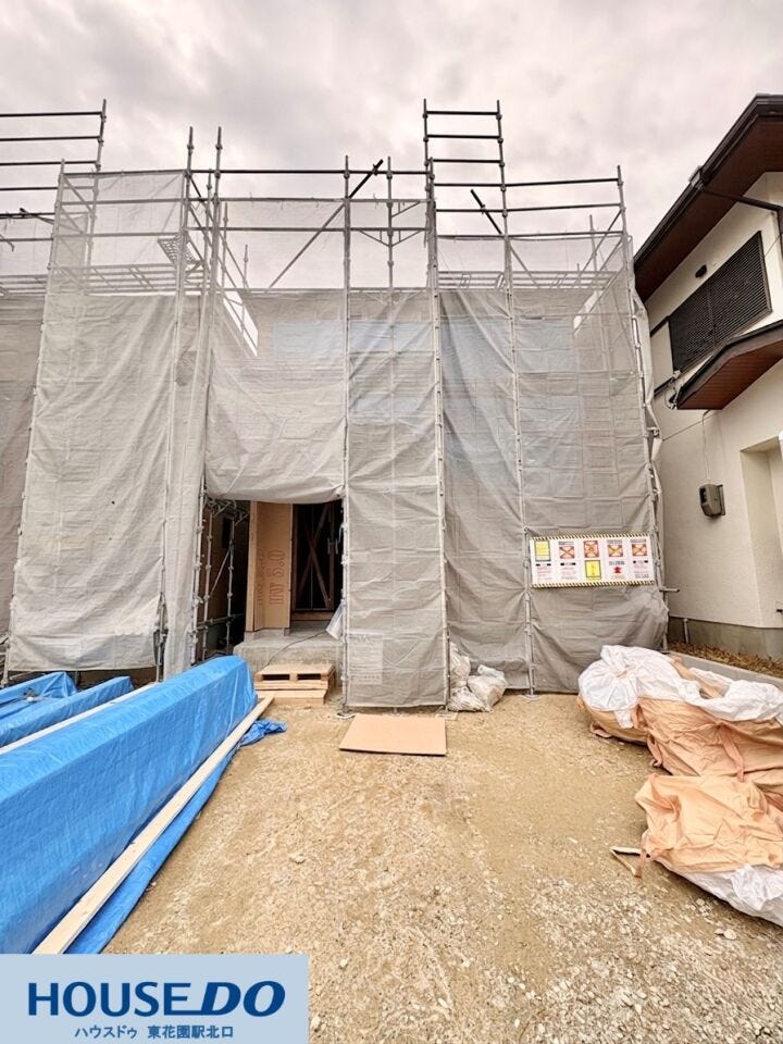 現在、丁寧に建築が進められています!日本で親しまれている木造在来軸組工法に、高精度なパネルを組み合わせた強固な構造が特徴です♪長く安心して暮らせる確かな住まいをお届けします!