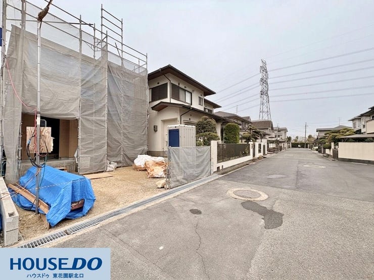 落ち着いた街並みに、確かな造りで施工が進む建築現場です♪幅の広い前面道路は日当たりが良く、車での出し入れもスムーズ!900モジュールの木造在来軸組工法2階建で、解放感と快適な暮らしを形にします♪