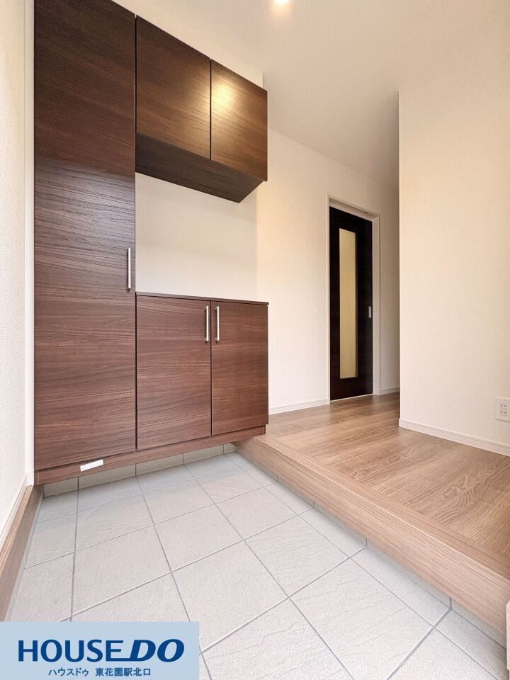 施工事例:高野道2丁目モデルハウス
天井まで届く大容量のシューズボックスを備えた玄関!棚の高さが調整できるため、ブーツや傘もすっきり収まります♪木目調のデザインが、帰宅した瞬間に落ち着きを与えます!