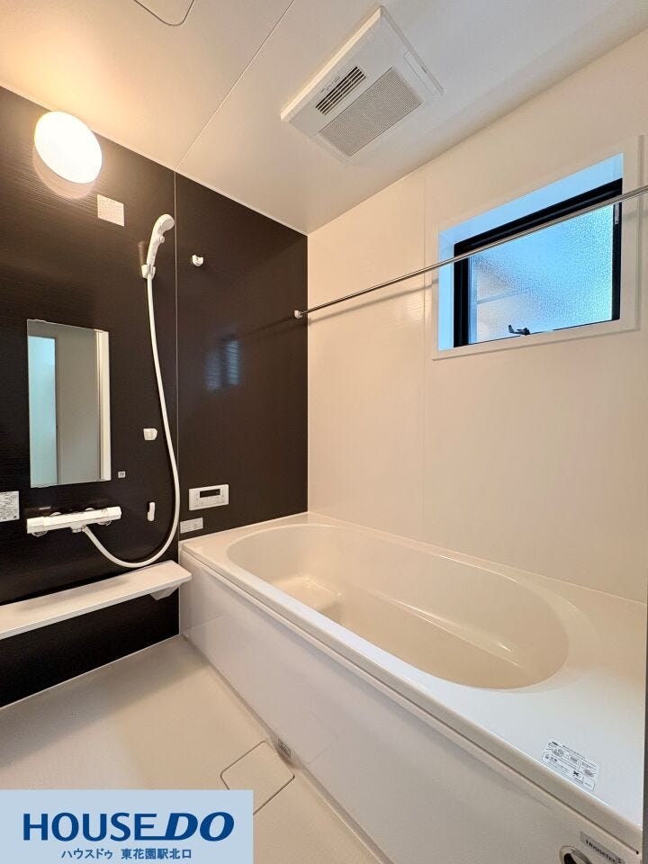 施工事例:高野道2丁目モデルハウス
シックなパネルが落ち着いた印象の浴室♪ゆったり浸かれる浴槽や高さ調節可能なシャワー、換気に便利な窓も備わり、日々の疲れを癒やす清潔感のある空間です!