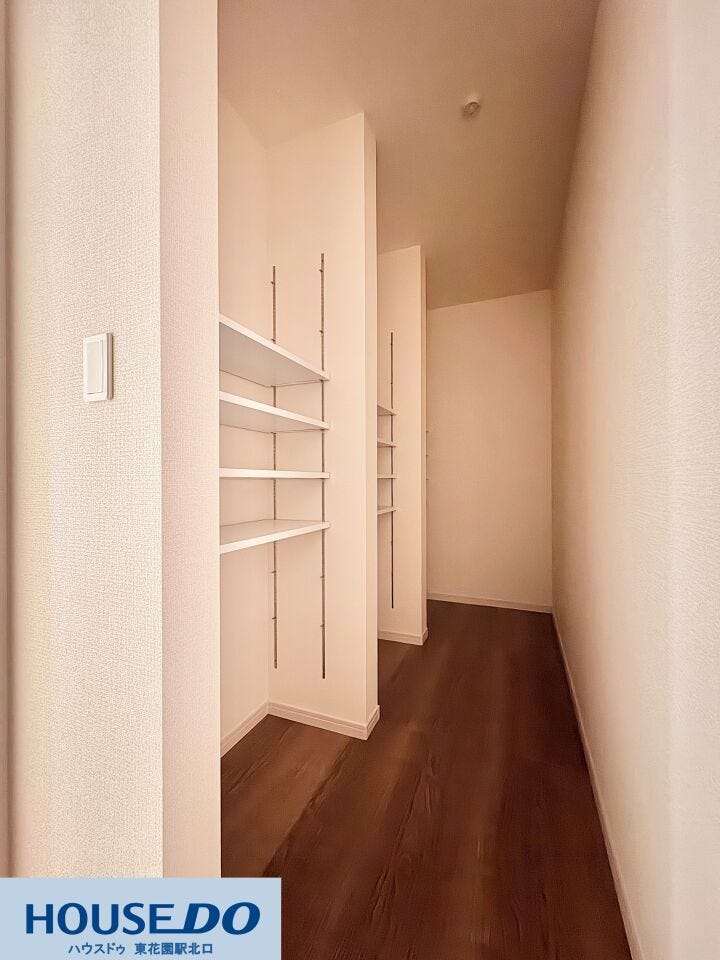 施工事例:高野道2丁目モデルハウス
高さを自由に変えられる可動棚付きの収納です♪日用品のストックや掃除用具など、荷物の大きさに合わせて無駄なく収めることができ、お部屋をすっきりと保てます!