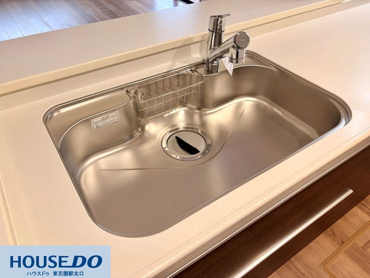 施工事例:高野道2丁目モデルハウス
大きな鍋も楽に洗えるゆったりとしたシンクです!浄水器一体型のシャワー水栓を採用しており、お料理にすぐ綺麗な水が使えます♪継ぎ目の少ない天板は毎日の掃除も簡単です!