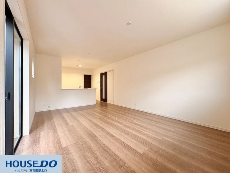 施工事例:高野道2丁目モデルハウス
南向きの窓から自然光が入り、明るい空間が広がります♪木目調のフロアは手持ちの家具とも合わせやすく、壁面が広いため大型テレビやソファもゆとりを持って配置できます!