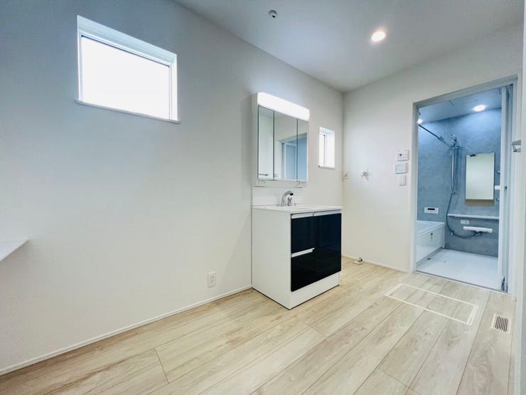 広々とした洗面台
吊下げ物干し付きで雨の日の洗濯も問題ございません