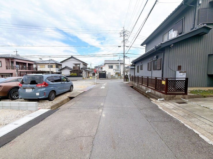 前面道路が広い為車が通行しやすく、すれ違いもスムーズに行えるため、日々の交通ストレスが軽減されます!