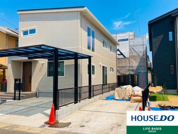 【外観】
【建築中 上棟段階】上棟を迎え、家の形が見え始めました!基礎から立ち上がる柱や梁が未来の住まいの姿を描き出します。建築中の今だからこそ感じられるリアルな安心感と、完成への期待感をぜひご体感ください。