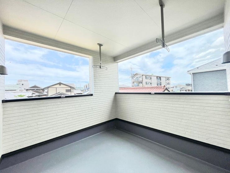 2部屋とつながるバルコニー、まるで“家の中の高速道路”。行き来がスムーズすぎて、つい意味もなく往復したくなります
