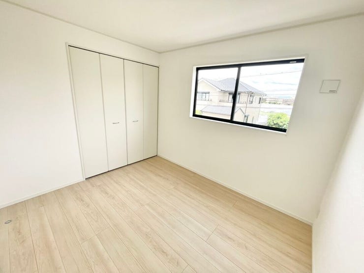 2階も広々明るいお部屋です。大収納できるクローゼットです
