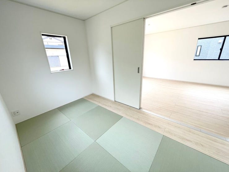 リビング続きの和室です。とても明るく温かみのあるお部屋で、扉が大きいのでリビングと一体化していて、見守りのある生活ができます。