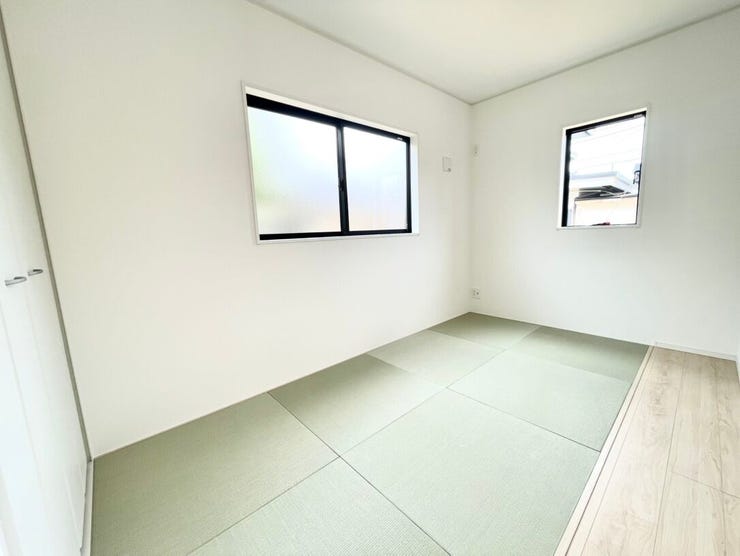 リビング続きの和室です。とても明るく温かみのあるお部屋で、扉が大きいのでリビングと一体化していて、見守りのある生活ができます。