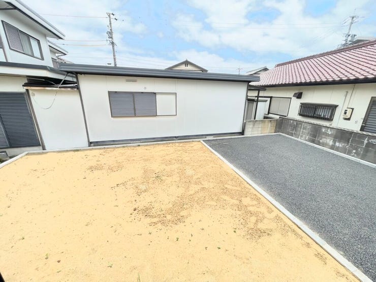 窓から見た庭です、車の心配もなく安心して子供が遊べます
