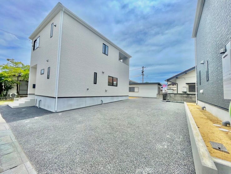 敷地がとても広く贅沢なゆとりのあるお家です
多趣味の家族だったり、子供が多かったりそんなファミリー層にピッタリなお家です。広々しているのに見守りができる安心感あるお家です??
