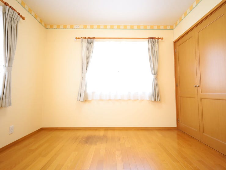 2面採光の洋室は、光と開放感が魅力!日中は照明いらずで心地よい空間を演出。風通しも良く、快適な毎日を過ごせます。