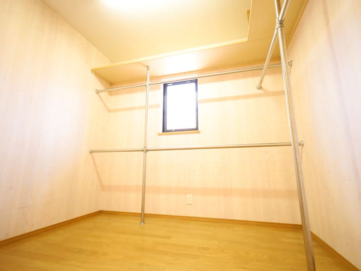 洋服選びがしやすいハンガーパイプが備わっています。スーツケースやゴルフバックなども収納できます。