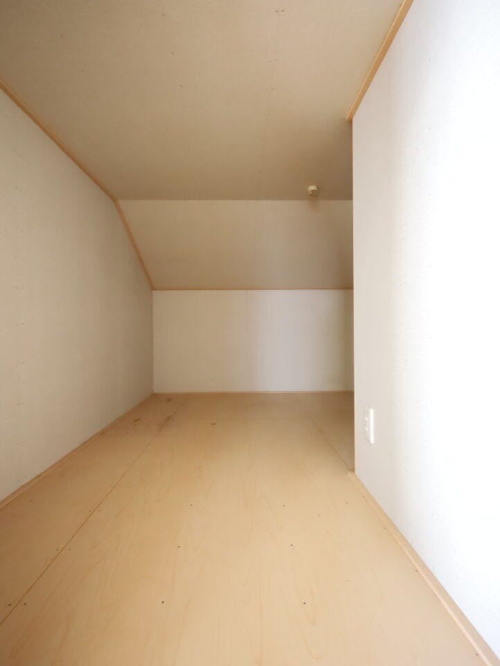 小屋裏収納付。季節の家電や布団・衣替えの衣類などを沢山収納することができます。