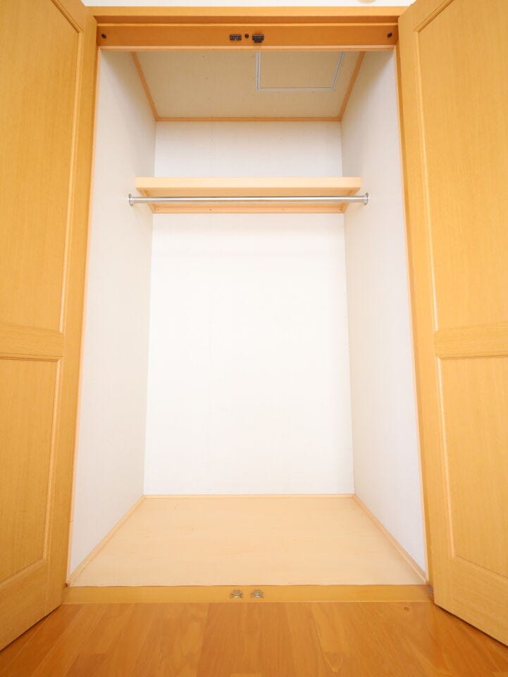 ハンガーラックもあり、コートや丈の長い洋服もかけることができます。