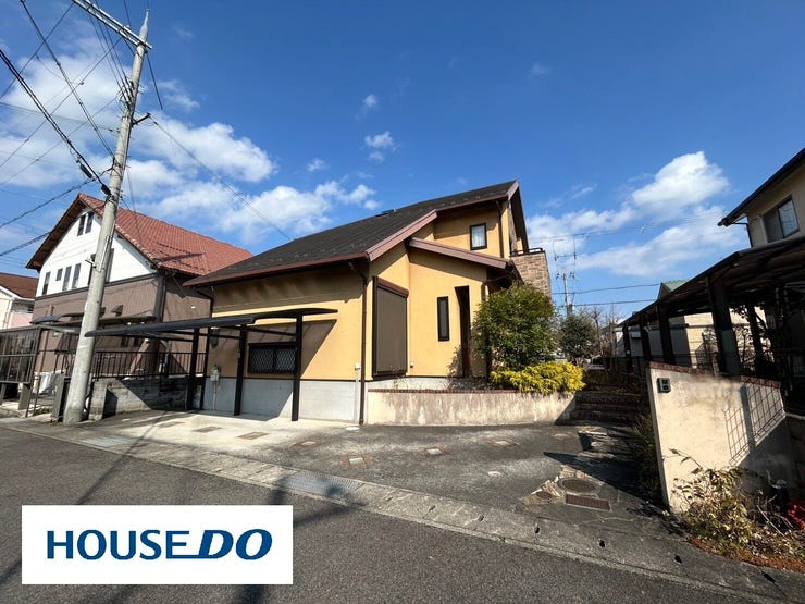 【外観】
明るい色の壁が外観に開放感をプラス。晴れた日はより映えて、帰ってくるたびに気持ちまで晴れやかに。