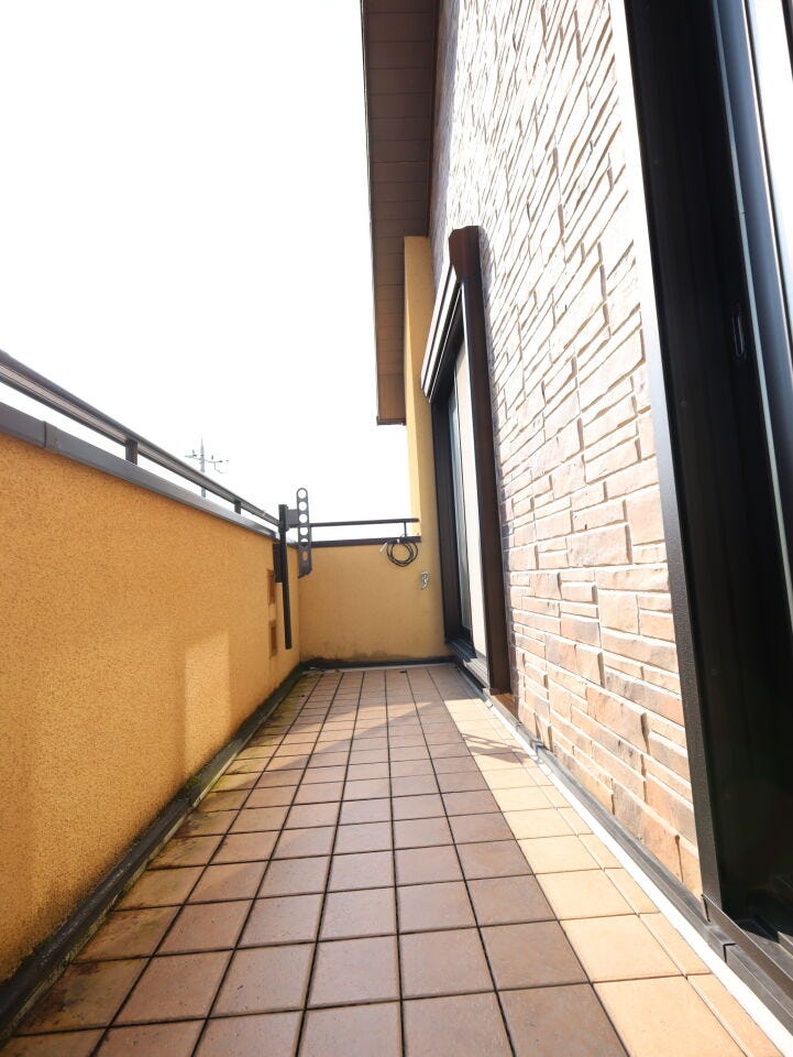 南西向きバルコニーで日当たりも良く、洗濯物も気持ち良く干せそうです。