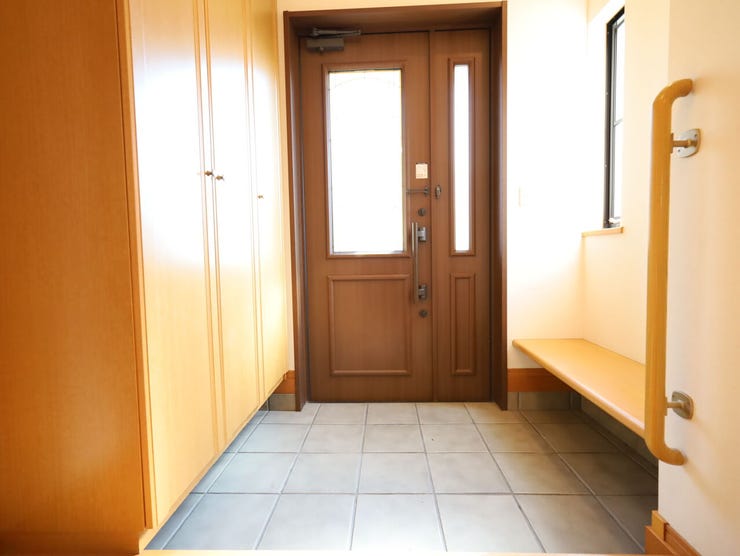 開放感たっぷりの明るい玄関。玄関ベンチがあり靴の脱ぎ履きをもっと快適に。収納も充実!