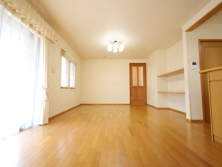 20帖の大型LDKでゆったり過ごせる新生活!カウンター付で飾り棚や収納スペースに◎