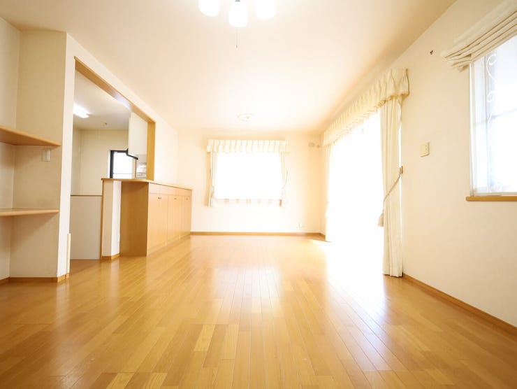 家具の設置がしやすい縦長のレイアウト。シンプルな内装は、どんなインテリアとも相性が良く馴染みます。