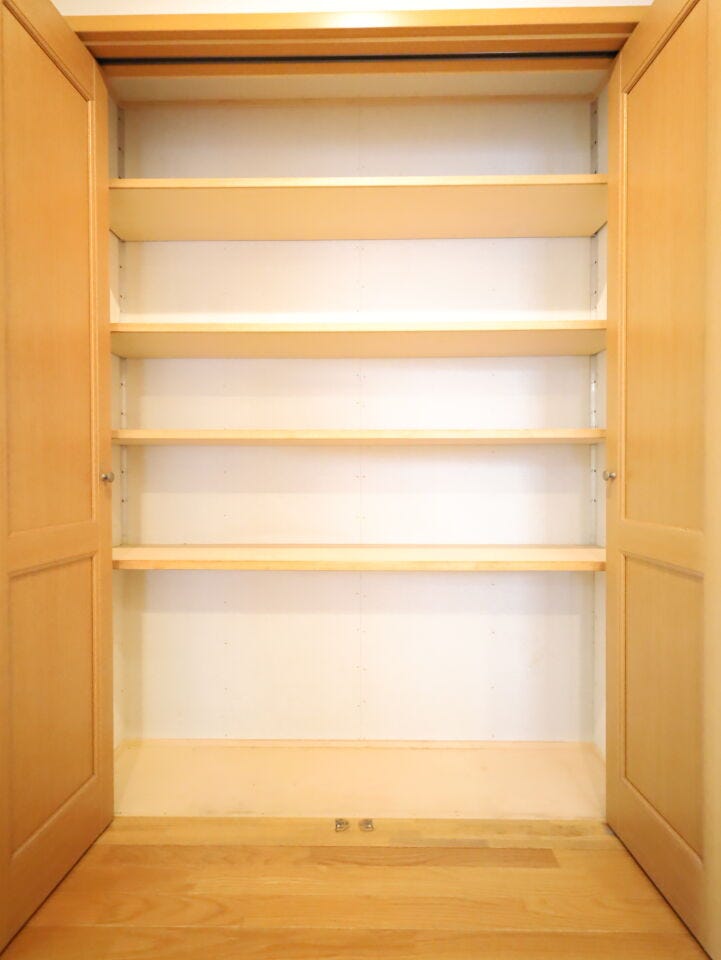 パントリーには棚板があり、食料品や調味料・調理器具など、キッチン回りの収納に大活躍です!