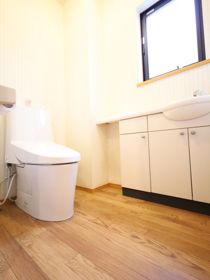 便利な洗面台付きの1階トイレです♪2階にもトイレがあり、混雑時も安心!