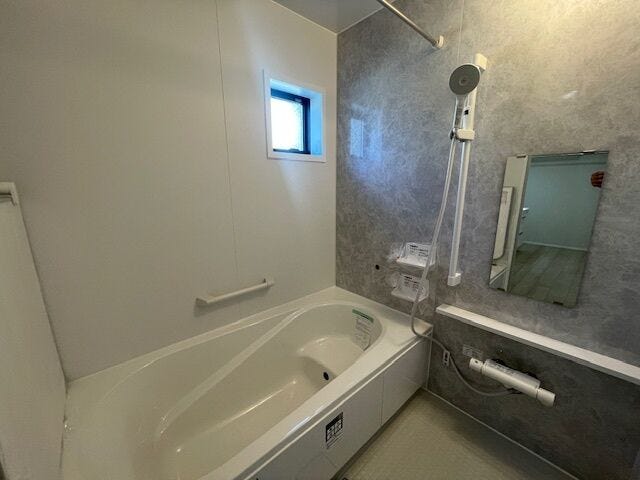 今人気のエコベンチタイプの浴槽を採用!手すり付きでお子様やご年配の方の入浴時も安心ですね!