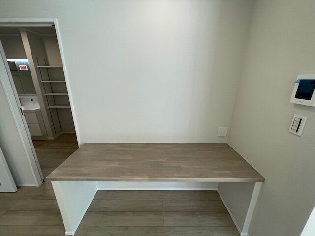 便利なカウンタースペース付き!パソコン作業やお子さまの学習スペースとしてはもちろん、読書や趣味の時間にもご活用いただけます!