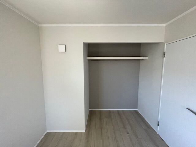 オープンクローゼットで湿気のこもらない収納となっております。