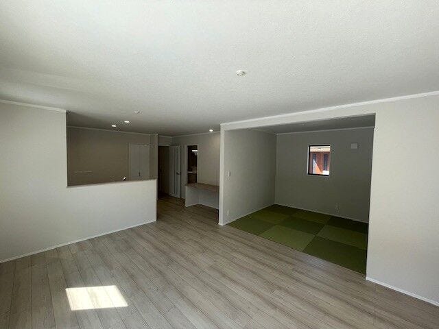 大きな南向き窓から太陽光がたっぷりと入る日当たり良好な明るいリビング♪