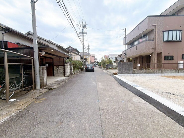 大型車や多くの車両が通行することが少なく、静かで落ち着いた環境が得られます。特に小さなお子さんがいる家庭では安心です!