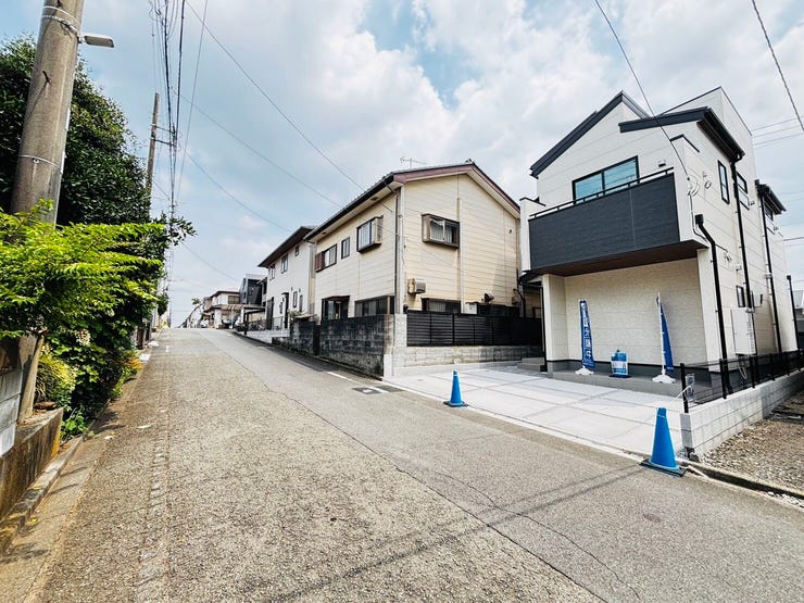 【外観】
静かな住宅街に佇む新築一戸建て。カースペースを確保しており、お車をお持ちのご家庭も安心。周囲は落ち着いた環境で、小さなお子様がいるご家庭にもおすすめです。