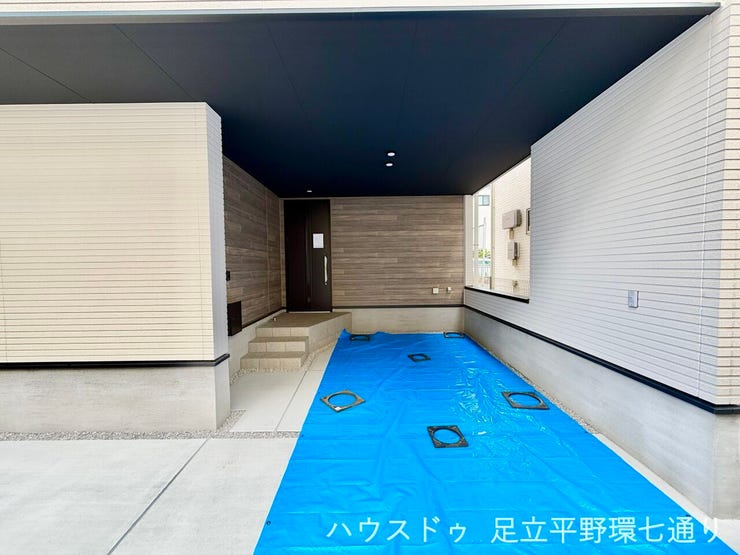 ビルトイン車庫付きで雨の日の乗り降りも快適。玄関までの動線もスムーズな住まいです。