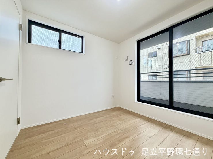 明るい洋室は、大きな窓から自然光が入り、開放感のある快適な空間です。