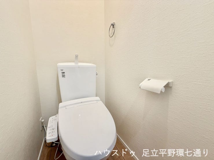 温水洗浄便座付きで毎日快適。シンプルで清潔感のある使いやすいトイレ空間です。