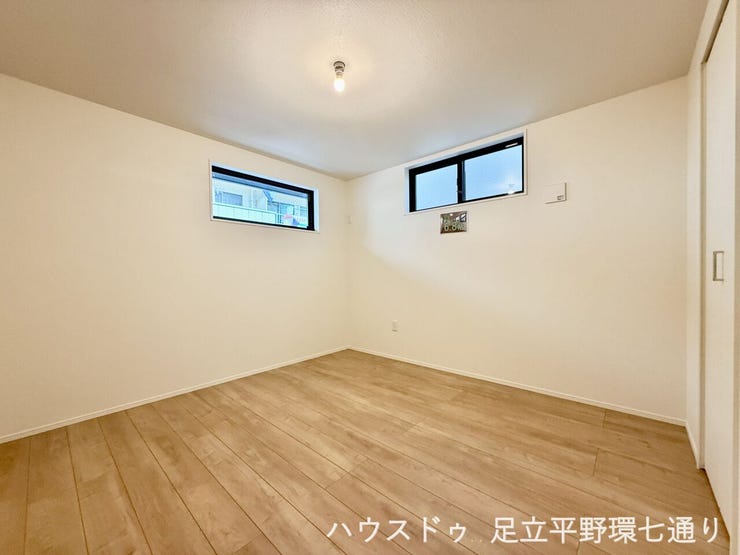 シンプルな内装と木目調フローリングで、家具の配置がしやすい洋室です。