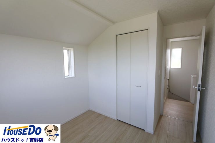 2階洋室5帖。全居室収納付きで子供達の大事な思い出もしっかりと保管しておくことが出来ます。
