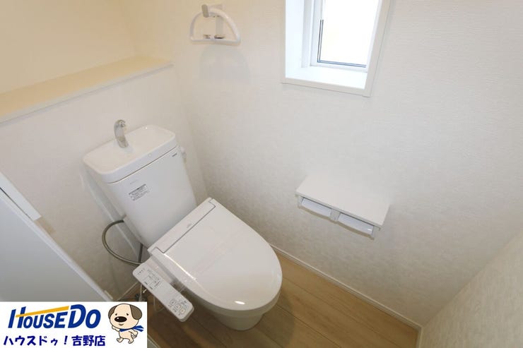 2階トイレ。温水洗浄便座付きのトイレは快適で、いつも清潔に保たれます。
